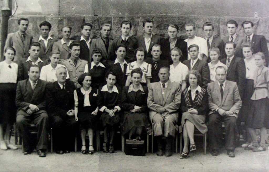 Pierwsi absolwenci Liceum Ogólnokształcącego z 1951 roku